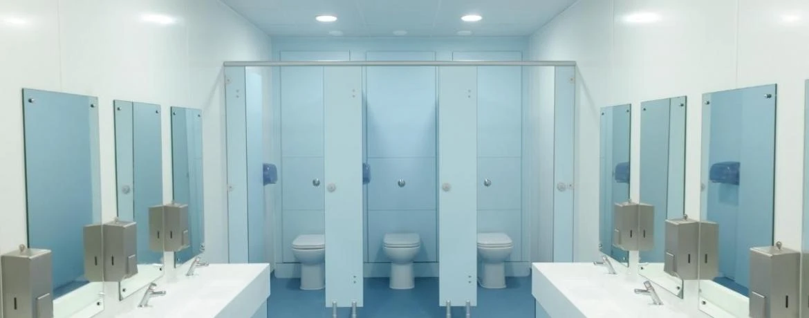 How many toilets, urinals, and sinks should there be in a toilet room? 