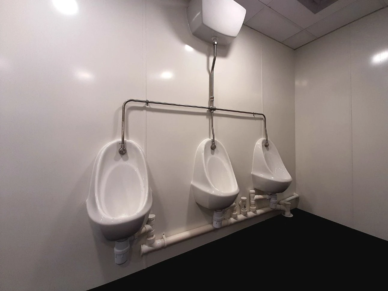 Urinal systems with urinal flush control