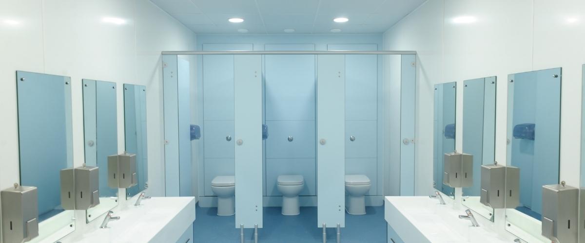 How many toilets, urinals, and sinks should there be in a toilet room? 