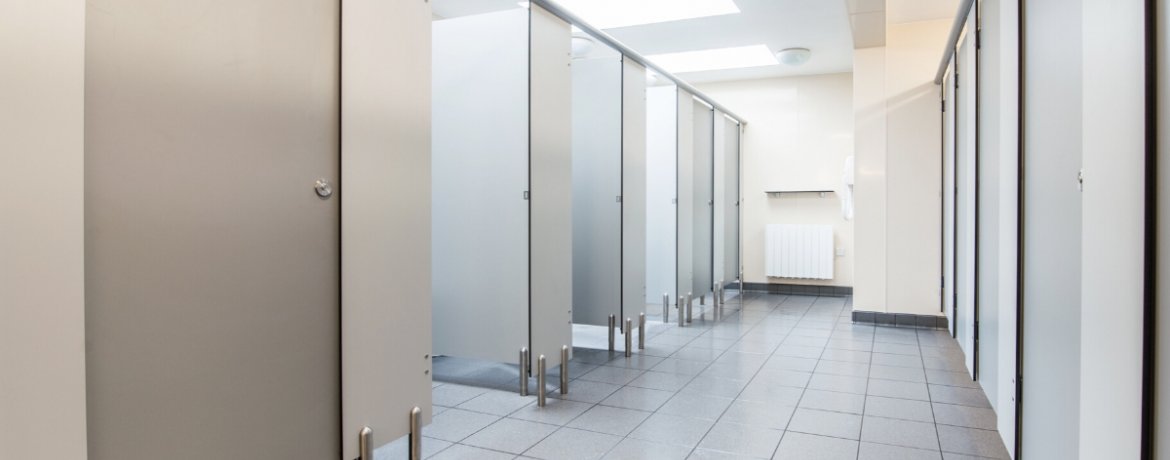 What are the standard toilet cubicle sizes?