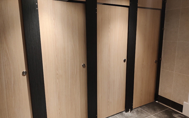 Royal Ocean Racing Club Isle of Wight - Toilet Cubicles