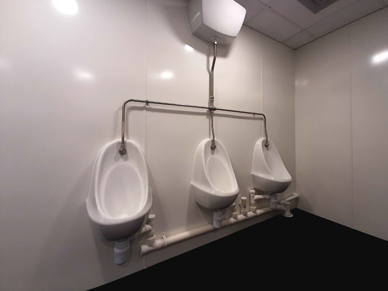 Exposed cistern urinal